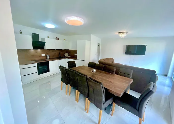 4 Bedroom Private House On The Hill