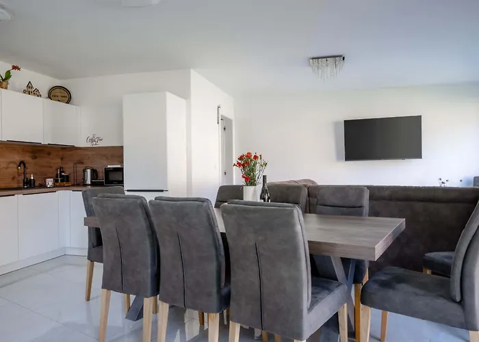 4 Bedroom Private House On The Hill