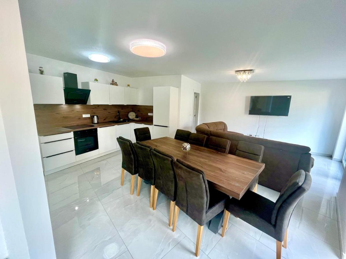 4 Bedroom Private House On The Hill Casa vacanze *