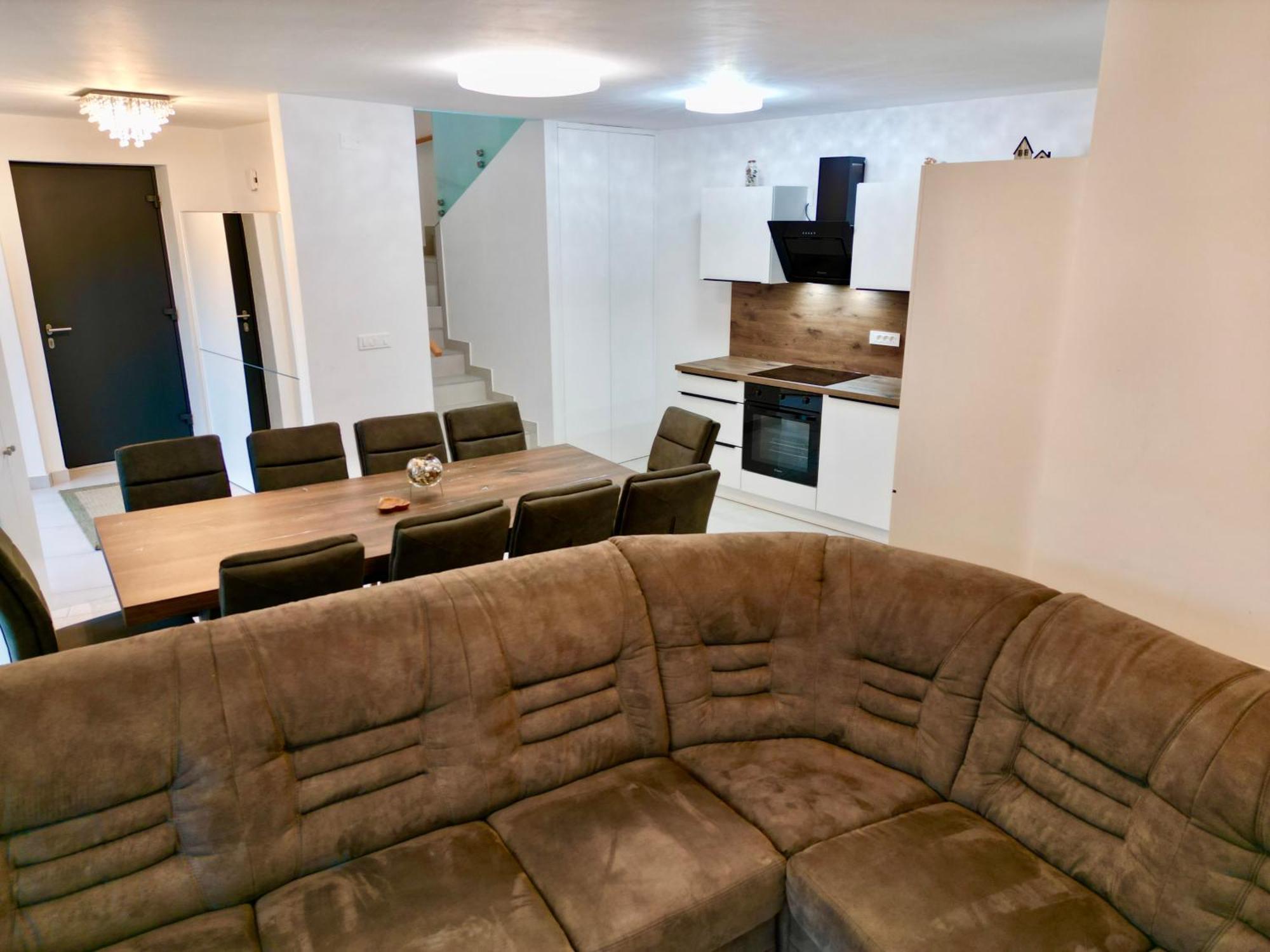 4 Bedroom Private House On The Hill